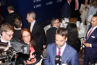 13 Mayıs 2025, New York, ABD: Eduardo Leite, Rio Grande do sul valisi, 14. Lide Brezilya yatırım forumunun sonunda bir basın toplantısına katılır (niyi fote / thews2)