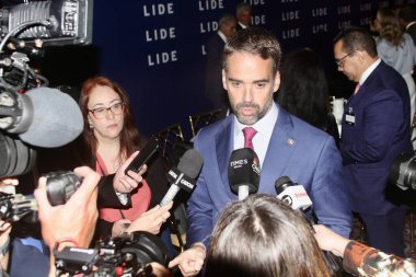 13 Mayıs 2025, New York, ABD: Eduardo Leite, Rio Grande do sul valisi, 14. Lide Brezilya yatırım forumunun sonunda bir basın toplantısına katılır (niyi fote / thews2)