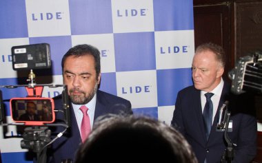 13 Mayıs 2025, New York, ABD: (l-r) vali Rio de Janeiro, claudio Castro ve Renato Casagrande, bir basın toplantısına katılırlar (niyi fote / thews2)