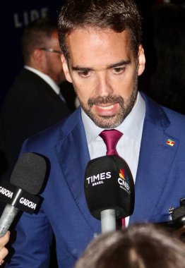 13 Mayıs 2025, New York, ABD: Eduardo Leite, Rio Grande do sul valisi, 14. Lide Brezilya yatırım forumunun sonunda bir basın toplantısına katılır (niyi fote / thews2)