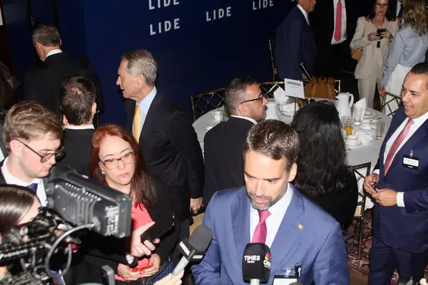 13 Mayıs 2025, New York, ABD: Eduardo Leite, Rio Grande do sul valisi, 14. Lide Brezilya yatırım forumunun sonunda bir basın toplantısına katılır (niyi fote / thews2)