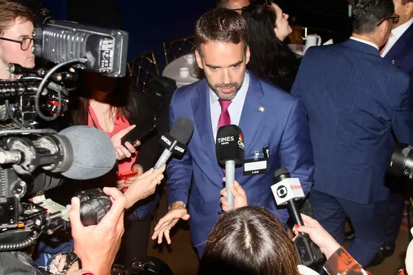 13 Mayıs 2025, New York, ABD: Eduardo Leite, Rio Grande do sul valisi, 14. Lide Brezilya yatırım forumunun sonunda bir basın toplantısına katılır (niyi fote / thews2)