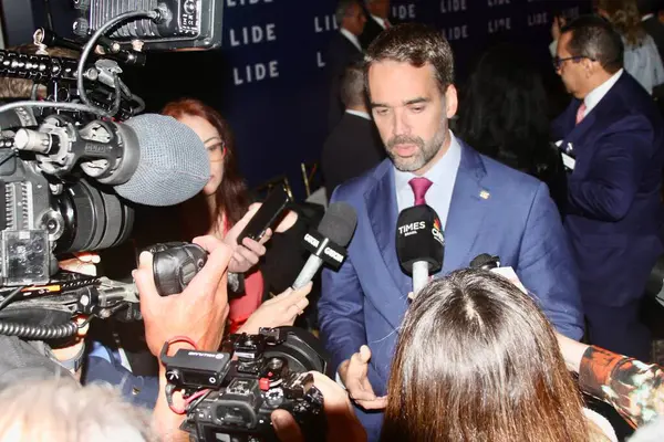 13 Mayıs 2025, New York, ABD: Eduardo Leite, Rio Grande do sul valisi, 14. Lide Brezilya yatırım forumunun sonunda bir basın toplantısına katılır (niyi fote / thews2)