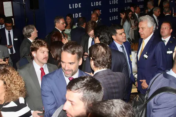 Basın toplantısı -14. Lide Brezilya yatırım forumu New York 'ta. 13 Mayıs 2025, New York, ABD: Eduardo Leite, Rio Grande do sul valisi, 14. Lide Brezilya yatırım forumunun sonunda bir basın toplantısına katılır (niyi fote / thews2)
