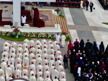Papa XIV. Leo açılış ayinine başkanlık ediyor. 18 Mayıs 2025, Aziz Peter Meydanı, Vatikan, Vatikan, Roma, İtalya: 300,000 'den fazla tapanı karşılamak için St. Peter Meydanı' nda toplandı (Julia Mineeva / thews2)