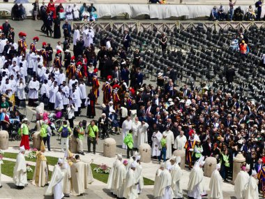 Papa XIV. Leo açılış ayinine başkanlık ediyor. 18 Mayıs 2025, Aziz Peter Meydanı, Vatikan, Vatikan, Roma, İtalya: 300,000 'den fazla tapanı karşılamak için St. Peter Meydanı' nda toplandı (Julia Mineeva / thews2)