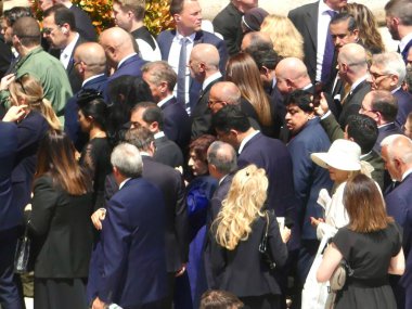 Papa XIV. Leo açılış ayinine başkanlık ediyor. 18 Mayıs 2025, Aziz Peter Meydanı, Vatikan, Vatikan, Roma, İtalya: 300,000 'den fazla tapanı karşılamak için St. Peter Meydanı' nda toplandı (Julia Mineeva / thews2)