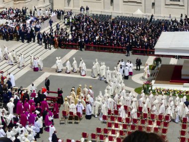 Papa XIV. Leo açılış ayinine başkanlık ediyor. 18 Mayıs 2025, Aziz Peter Meydanı, Vatikan, Vatikan, Roma, İtalya: 300,000 'den fazla tapanı karşılamak için St. Peter Meydanı' nda toplandı (Julia Mineeva / thews2)