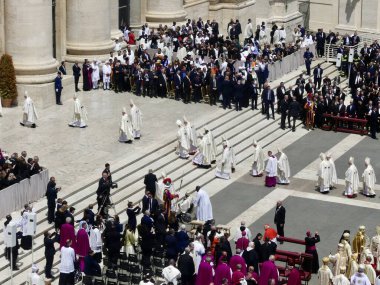 Papa XIV. Leo açılış ayinine başkanlık ediyor. 18 Mayıs 2025, Aziz Peter Meydanı, Vatikan, Vatikan, Roma, İtalya: 300,000 'den fazla tapanı karşılamak için St. Peter Meydanı' nda toplandı (Julia Mineeva / thews2)