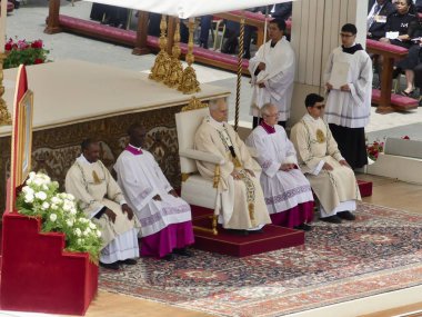 Papa XIV. Leo açılış ayinine başkanlık ediyor. 18 Mayıs 2025, Aziz Peter Meydanı, Vatikan, Vatikan, Roma, İtalya: 300,000 'den fazla tapanı karşılamak için St. Peter Meydanı' nda toplandı (Julia Mineeva / thews2)