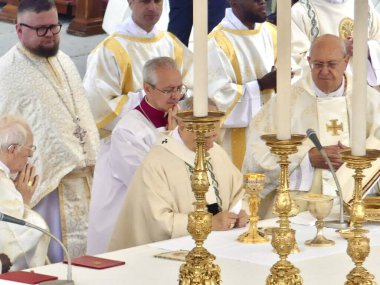 Papa XIV. Leo açılış ayinine başkanlık ediyor. 18 Mayıs 2025, Aziz Peter Meydanı, Vatikan, Vatikan, Roma, İtalya: 300,000 'den fazla tapanı karşılamak için St. Peter Meydanı' nda toplandı (Julia Mineeva / thews2)