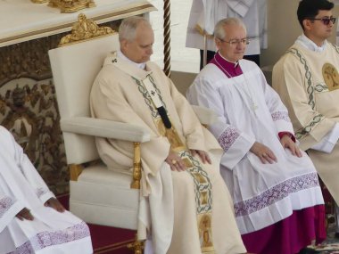 Papa XIV. Leo açılış ayinine başkanlık ediyor. 18 Mayıs 2025, Aziz Peter Meydanı, Vatikan, Vatikan, Roma, İtalya: 300,000 'den fazla tapanı karşılamak için St. Peter Meydanı' nda toplandı (Julia Mineeva / thews2)