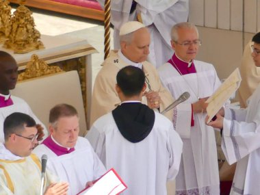 Papa XIV. Leo açılış ayinine başkanlık ediyor. 18 Mayıs 2025, Aziz Peter Meydanı, Vatikan, Vatikan, Roma, İtalya: 300,000 'den fazla tapanı karşılamak için St. Peter Meydanı' nda toplandı (Julia Mineeva / thews2)