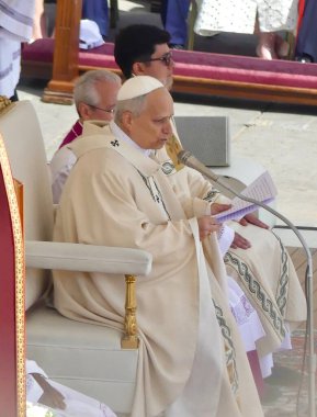 Papa XIV. Leo açılış ayinine başkanlık ediyor. 18 Mayıs 2025, Aziz Peter Meydanı, Vatikan, Vatikan, Roma, İtalya: 300,000 'den fazla tapanı karşılamak için St. Peter Meydanı' nda toplandı (Julia Mineeva / thews2)