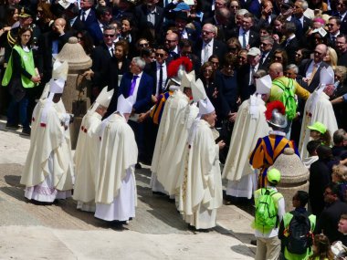 Papa XIV. Leo açılış ayinine başkanlık ediyor. 18 Mayıs 2025, Aziz Peter Meydanı, Vatikan, Vatikan, Roma, İtalya: 300,000 'den fazla tapanı karşılamak için St. Peter Meydanı' nda toplandı (Julia Mineeva / thews2)