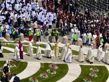 Papa XIV. Leo açılış ayinine başkanlık ediyor. 18 Mayıs 2025, Aziz Peter Meydanı, Vatikan, Vatikan, Roma, İtalya: 300,000 'den fazla tapanı karşılamak için St. Peter Meydanı' nda toplandı (Julia Mineeva / thews2)