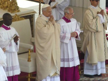 Papa XIV. Leo açılış ayinine başkanlık ediyor. 18 Mayıs 2025, Aziz Peter Meydanı, Vatikan, Vatikan, Roma, İtalya: 300,000 'den fazla tapanı karşılamak için St. Peter Meydanı' nda toplandı (Julia Mineeva / thews2)