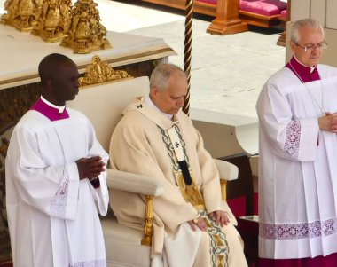 Papa XIV. Leo açılış ayinine başkanlık ediyor. 18 Mayıs 2025, Aziz Peter Meydanı, Vatikan, Vatikan, Roma, İtalya: 300,000 'den fazla tapanı karşılamak için St. Peter Meydanı' nda toplandı (Julia Mineeva / thews2)