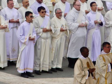 Papa XIV. Leo açılış ayinine başkanlık ediyor. 18 Mayıs 2025, Aziz Peter Meydanı, Vatikan, Vatikan, Roma, İtalya: 300,000 'den fazla tapanı karşılamak için St. Peter Meydanı' nda toplandı (Julia Mineeva / thews2)