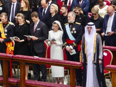 Papa XIV. Leo açılış ayinine başkanlık ediyor. 18 Mayıs 2025, Aziz Peter Meydanı, Vatikan, Vatikan, Roma, İtalya: 300,000 'den fazla tapanı karşılamak için St. Peter Meydanı' nda toplandı (Julia Mineeva / thews2)