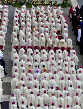 Papa XIV. Leo açılış ayinine başkanlık ediyor. 18 Mayıs 2025, Aziz Peter Meydanı, Vatikan, Vatikan, Roma, İtalya: 300,000 'den fazla tapanı karşılamak için St. Peter Meydanı' nda toplandı (Julia Mineeva / thews2)
