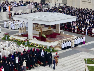 Papa XIV. Leo açılış ayinine başkanlık ediyor. 18 Mayıs 2025, Aziz Peter Meydanı, Vatikan, Vatikan, Roma, İtalya: 300,000 'den fazla tapanı karşılamak için St. Peter Meydanı' nda toplandı (Julia Mineeva / thews2)