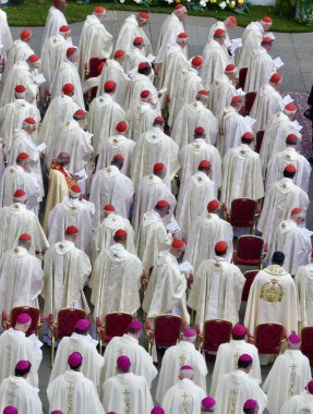 Papa XIV. Leo açılış ayinine başkanlık ediyor. 18 Mayıs 2025, Aziz Peter Meydanı, Vatikan, Vatikan, Roma, İtalya: 300,000 'den fazla tapanı karşılamak için St. Peter Meydanı' nda toplandı (Julia Mineeva / thews2)