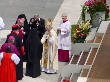 Papa XIV. Leo açılış ayinine başkanlık ediyor. 18 Mayıs 2025, Aziz Peter Meydanı, Vatikan, Vatikan, Roma, İtalya: 300,000 'den fazla tapanı karşılamak için St. Peter Meydanı' nda toplandı (Julia Mineeva / thews2)