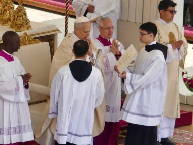 Papa XIV. Leo açılış ayinine başkanlık ediyor. 18 Mayıs 2025, Aziz Peter Meydanı, Vatikan, Vatikan, Roma, İtalya: 300,000 'den fazla tapanı karşılamak için St. Peter Meydanı' nda toplandı (Julia Mineeva / thews2)