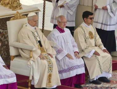 Papa XIV. Leo açılış ayinine başkanlık ediyor. 18 Mayıs 2025, Aziz Peter Meydanı, Vatikan, Vatikan, Roma, İtalya: 300,000 'den fazla tapanı karşılamak için St. Peter Meydanı' nda toplandı (Julia Mineeva / thews2)