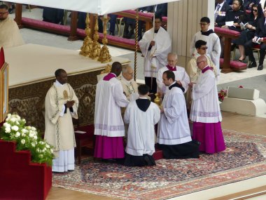 Papa XIV. Leo açılış ayinine başkanlık ediyor. 18 Mayıs 2025, Aziz Peter Meydanı, Vatikan, Vatikan, Roma, İtalya: 300,000 'den fazla tapanı karşılamak için St. Peter Meydanı' nda toplandı (Julia Mineeva / thews2)