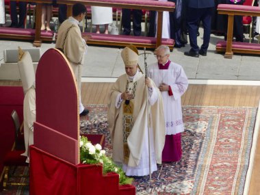 Papa XIV. Leo açılış ayinine başkanlık ediyor. 18 Mayıs 2025, Aziz Peter Meydanı, Vatikan, Vatikan, Roma, İtalya: 300,000 'den fazla tapanı karşılamak için St. Peter Meydanı' nda toplandı (Julia Mineeva / thews2)