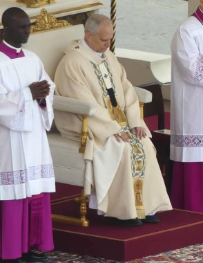 Papa XIV. Leo açılış ayinine başkanlık ediyor. 18 Mayıs 2025, Aziz Peter Meydanı, Vatikan, Vatikan, Roma, İtalya: 300,000 'den fazla tapanı karşılamak için St. Peter Meydanı' nda toplandı (Julia Mineeva / thews2)