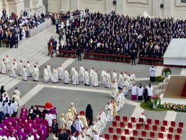 Papa XIV. Leo açılış ayinine başkanlık ediyor. 18 Mayıs 2025, Aziz Peter Meydanı, Vatikan, Vatikan, Roma, İtalya: 300,000 'den fazla tapanı karşılamak için St. Peter Meydanı' nda toplandı (Julia Mineeva / thews2)