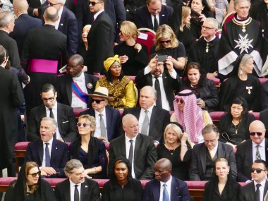 Papa XIV. Leo açılış ayinine başkanlık ediyor. 18 Mayıs 2025, Aziz Peter Meydanı, Vatikan, Vatikan, Roma, İtalya: 300,000 'den fazla tapanı karşılamak için St. Peter Meydanı' nda toplandı (Julia Mineeva / thews2)