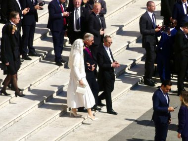 Papa XIV. Leo açılış ayinine başkanlık ediyor. 18 Mayıs 2025, Aziz Peter Meydanı, Vatikan, Vatikan, Roma, İtalya: 300,000 'den fazla tapanı karşılamak için St. Peter Meydanı' nda toplandı (Julia Mineeva / thews2)