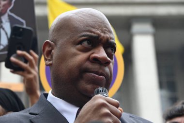 Newark Belediye Başkanı ras Baraka, 15 Mayıs 2025 'te Newark, New Jersey' deki duruşması ve statü konferansı sonrasında New Jersey bölge mahkemesi dışında basın mensuplarına konuştu. (Kyle Mazza\ yeni2))