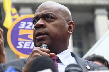 Newark Belediye Başkanı ras Baraka, 15 Mayıs 2025 'te Newark, New Jersey' deki duruşması ve statü konferansı sonrasında New Jersey bölge mahkemesi dışında basın mensuplarına konuştu. (Kyle Mazza\ yeni2))