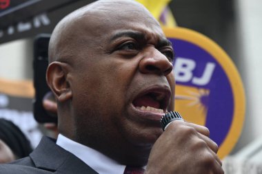 Newark Belediye Başkanı ras Baraka, 15 Mayıs 2025 'te Newark, New Jersey' deki duruşması ve statü konferansı sonrasında New Jersey bölge mahkemesi dışında basın mensuplarına konuştu. (Kyle Mazza\ yeni2))