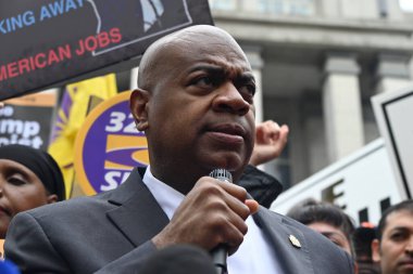 Newark Belediye Başkanı ras Baraka, 15 Mayıs 2025 'te Newark, New Jersey' deki duruşması ve statü konferansı sonrasında New Jersey bölge mahkemesi dışında basın mensuplarına konuştu. (Kyle Mazza\ yeni2))