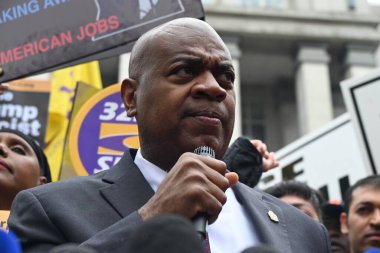 Newark Belediye Başkanı ras Baraka, 15 Mayıs 2025 'te Newark, New Jersey' deki duruşması ve statü konferansı sonrasında New Jersey bölge mahkemesi dışında basın mensuplarına konuştu. (Kyle Mazza\ yeni2))