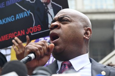 Newark Belediye Başkanı ras Baraka, 15 Mayıs 2025 'te Newark, New Jersey' deki duruşması ve statü konferansı sonrasında New Jersey bölge mahkemesi dışında basın mensuplarına konuştu. (Kyle Mazza\ yeni2))