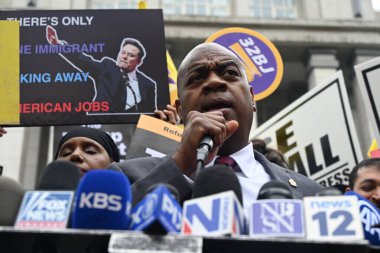 Newark Belediye Başkanı ras Baraka, 15 Mayıs 2025 'te Newark, New Jersey' deki duruşması ve statü konferansı sonrasında New Jersey bölge mahkemesi dışında basın mensuplarına konuştu. (Kyle Mazza\ yeni2))