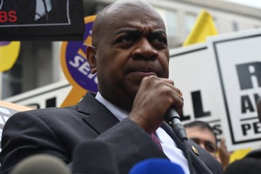 Newark Belediye Başkanı ras Baraka, 15 Mayıs 2025 'te Newark, New Jersey' deki duruşması ve statü konferansı sonrasında New Jersey bölge mahkemesi dışında basın mensuplarına konuştu. (Kyle Mazza\ yeni2))