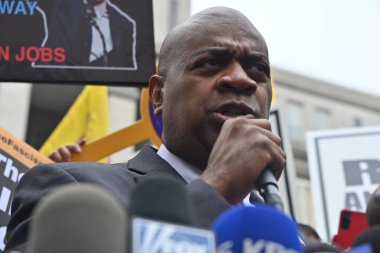 Newark Belediye Başkanı ras Baraka, 15 Mayıs 2025 'te Newark, New Jersey' deki duruşması ve statü konferansı sonrasında New Jersey bölge mahkemesi dışında basın mensuplarına konuştu. (Kyle Mazza\ yeni2))