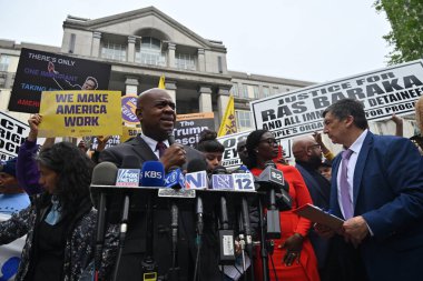 Newark Belediye Başkanı ras Baraka, 15 Mayıs 2025 'te Newark, New Jersey' deki duruşması ve statü konferansı sonrasında New Jersey bölge mahkemesi dışında basın mensuplarına konuştu. (Kyle Mazza\ yeni2))