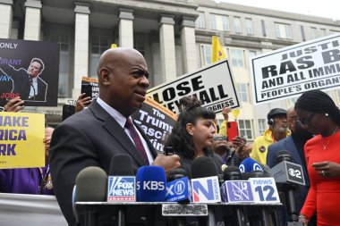 Newark Belediye Başkanı ras Baraka, 15 Mayıs 2025 'te Newark, New Jersey' deki duruşması ve statü konferansı sonrasında New Jersey bölge mahkemesi dışında basın mensuplarına konuştu. (Kyle Mazza\ yeni2))