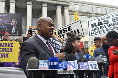 Newark Belediye Başkanı ras Baraka, 15 Mayıs 2025 'te Newark, New Jersey' deki duruşması ve statü konferansı sonrasında New Jersey bölge mahkemesi dışında basın mensuplarına konuştu. (Kyle Mazza\ yeni2))