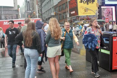 New York, ABD: 16 Mayıs 2025 - New York halkı daha erken sağanak yağış sırasında sokaklara döküldü. Hava tahminlerine göre, New Yorklular 69f 'un ortasında öğleden sonra 2' den yaklaşık% 70 oranında yağış beklemelerine karşın, başlarken hepsi sürpriz bir şekilde kesildiler. (Niyi Fote/Thenews2)