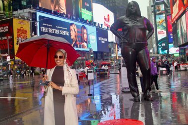 New York, ABD: 16 Mayıs 2025 - New York halkı daha erken sağanak yağış sırasında sokaklara döküldü. Hava tahminlerine göre, New Yorklular 69f 'un ortasında öğleden sonra 2' den yaklaşık% 70 oranında yağış beklemelerine karşın, başlarken hepsi sürpriz bir şekilde kesildiler. (Niyi Fote/Thenews2)